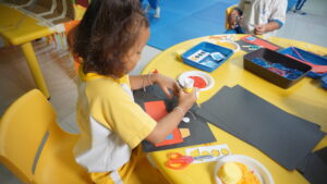 Seorang siswa tampak sedang serius berkreasi di Art and Craft Area