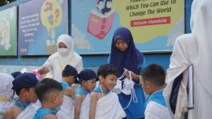 Di "Muzdalifah", kantong-kantong kecil berisi kerikil dibagikan kepada siswa