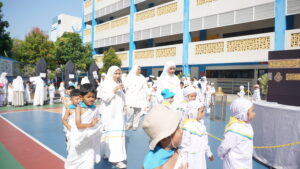 Ditemani Ms. Tika sebagai pendamping kloter, siswa Kindy-2 melakukan tawaf