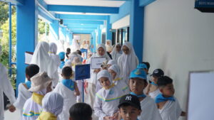 Dalam barisannya, para siswa berlari-lari kecil dari Bukit Shafa ke Marwah