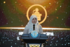 Ms. Lilis sedang menyampaikan sambutan di acara wisuda dan pentas seni PG-K