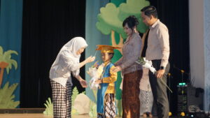 Prosesi wisuda salah satu siswa Kindy-2 oleh Ms. Aini, didampingi oleh parents