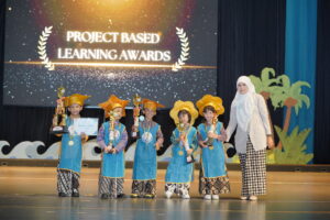 Siswa peraih Project-Based Learning Awards menerima penghargaan dari sekolah