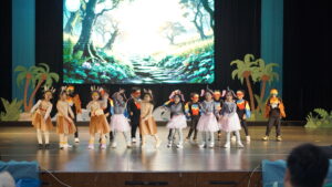 Berbalut pakaian warna-warninya, siswa Kindy-1 dan PG menampilkan pentas seni yang lucu