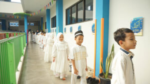 Siswa Kindy-2 melaksanakan kirab dari kelasnya masing-masing sampai ke hall.