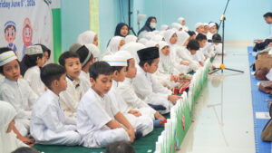 Di atas panggung, siswa menempatkan diri di tempat yang sudah ditentukan