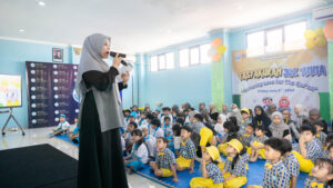 Ms. Anita sedang menyampaikan materi regulasi emosi, sedangkan siswa di hadapannya memperhatikan dengan saksama