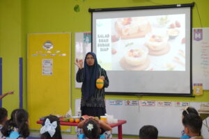 Potret teacher sedang memberikan penjelasan tentang cara membuat salad