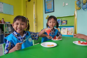 Potret keceriaan siswa ketika menikmati salad racikannya