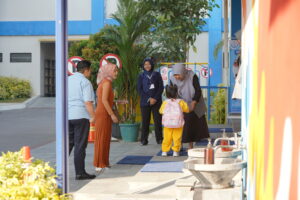 Siswa baru PG-K diantar ayah bundanya dan disambut hangat oleh kepala sekolah