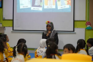 Ms. Ana menemani para siswa mengenal teachers lewat tayangan presentasi