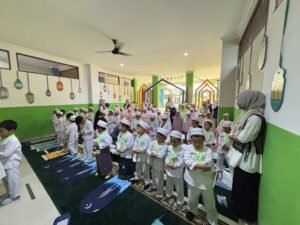 Momen ketika siswa PG-K belajar solat berjamaah di musola sekolah