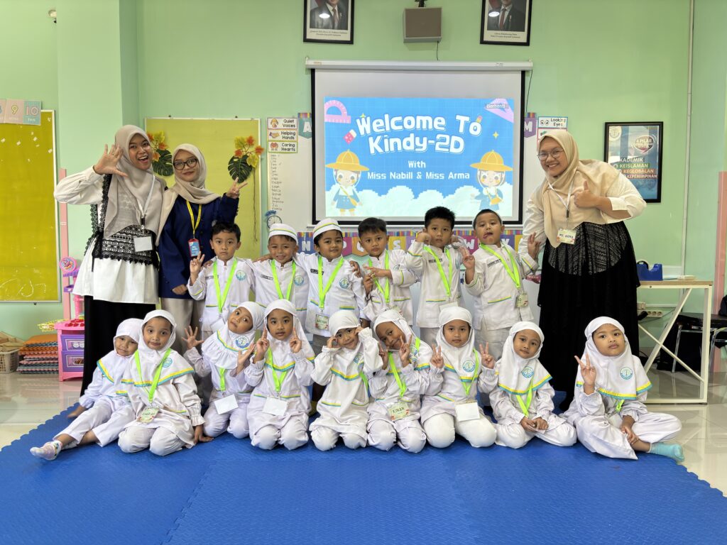 Siswa dan teachers grade Kindy-2D berfoto bersama di depan kelas