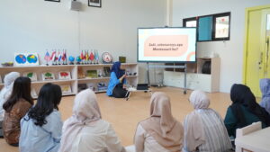 Ms. Lili, pengajar kelas Montessori, mempresentasikan penjelasan tentang metode belajar tersebut