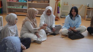Momen ketika parents memainkan silent game dalam kelas Montessori