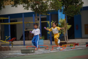 Semangat anak-anak Kindy-1 saat menghadapi rintangan di fun ball challenge