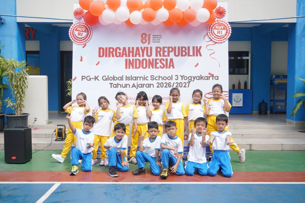 Anak-anak berfoto bersama usai pelaksanaan PHBN HUT RI ke-81