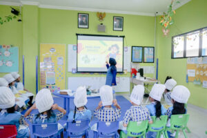 Sebelum praktik membuat makanan, guru memberi penjelasan terlebih dulu