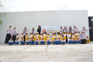 Anak-anak dan guru foto bersama di depan Prabhu Farm sebelum mulai menjelajahi peternakan tersebut