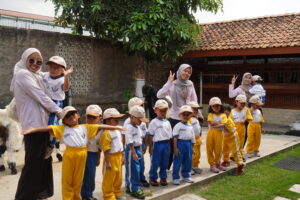 Potret keceriaan anak-anak dan guru dalam kegiatan field trip