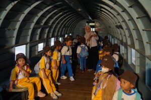 Anak-anak mencoba masuk ke salah satu pesawat tempur yang ada di museum