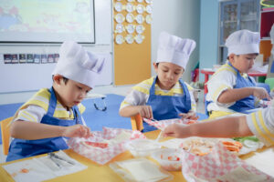Anak-anak Kindy-1 tampak serius membuat sendiri sandwichnya